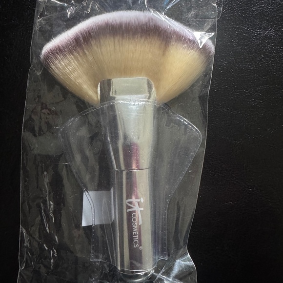 It Cosmetics Heavenly Luxe Mega Fan Brush - Picture 2 of 2